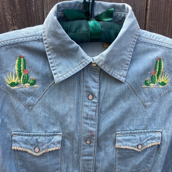 Wrangler Denim Button Down- Size M with Cactus Embroidery - Picture 5 of 7